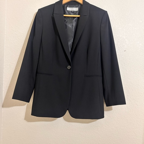 Tahari Black Blazer size 12  with Notched Lapels and Relaxed Fit - Picture 1 of 7